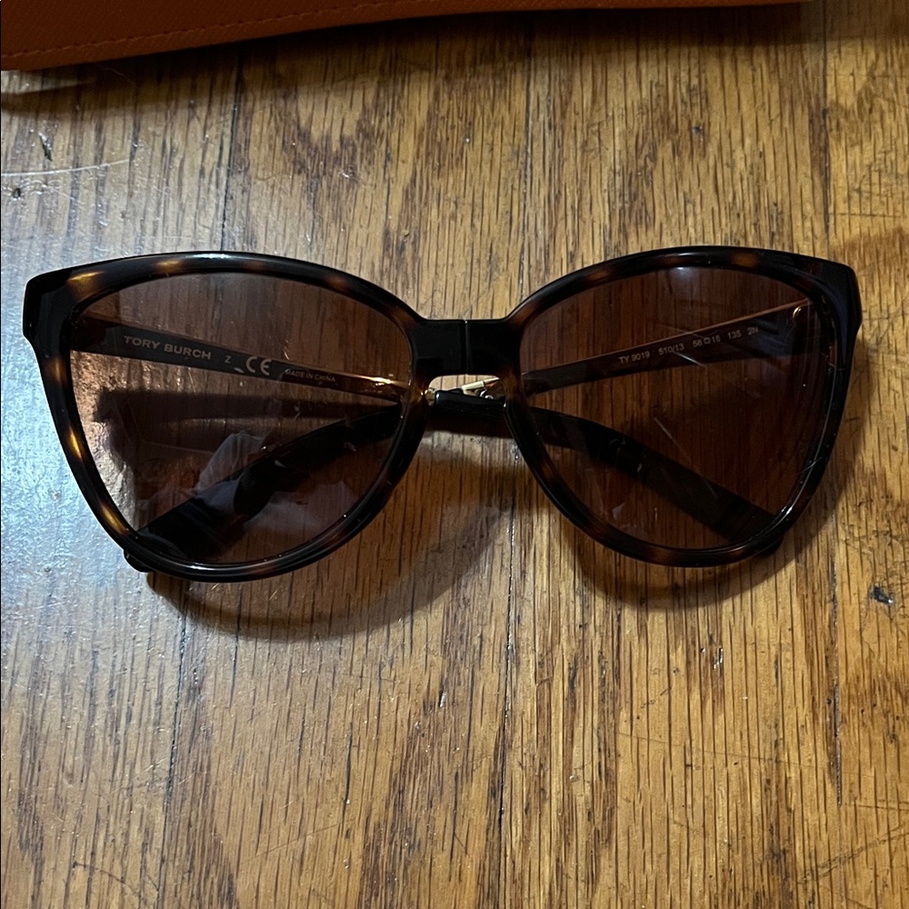 Tory Burch Tortoise Shell Folding Sunglasses with Orange Case - Picture 4 of 16